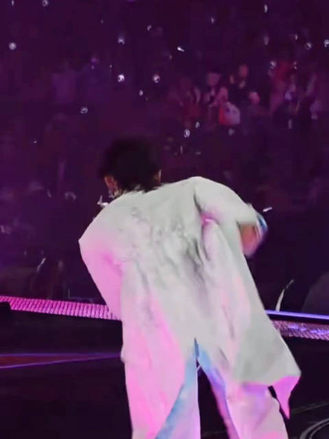 五月天阿信演唱会摔下舞台，吴建豪言承旭周渝民火速救援