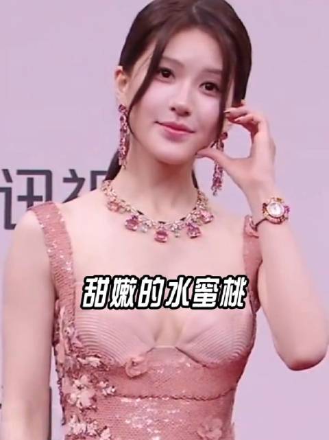 鞠婧祎黑丝绒妆檀健次逆流金鱼亮相红毯