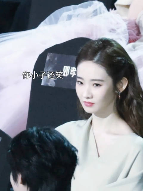 张艺凡调侃sdfj倒闭，贺峻霖暖心安慰