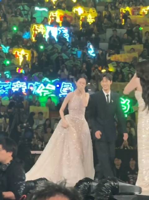 孟子义摔倒李昀锐慌乱搀扶白鹿安抚丞磊折返