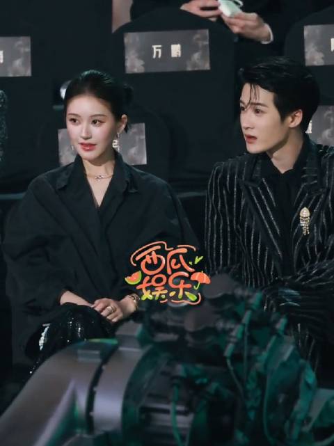 赵露思檀健次内场热聊，咱们也想听听星光大赏内场