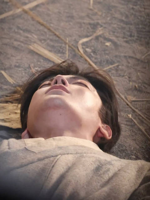 宝宝泥怎么躺地下了 这是啥剧情怎么觉得有点悲悲的