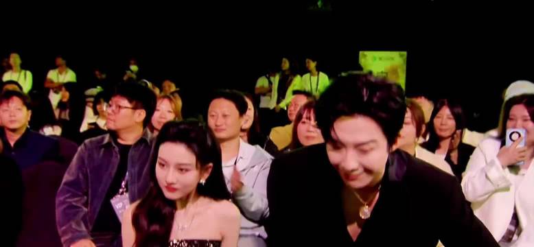 我们《折腰》合体领奖了，刘宇宁宋祖儿两个人都太真诚了啊