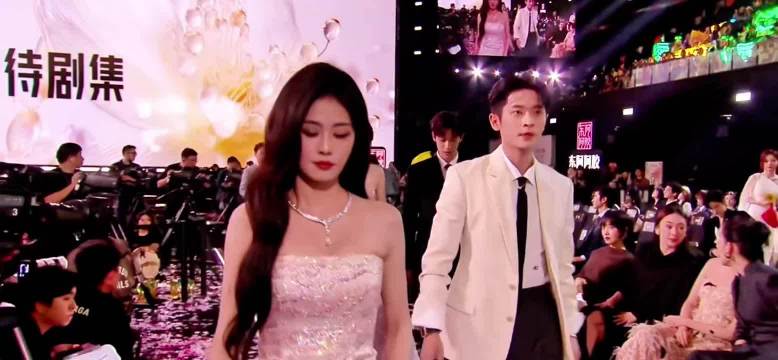 孟子义上台又摔跤了，吓得丞磊和李昀锐一跳