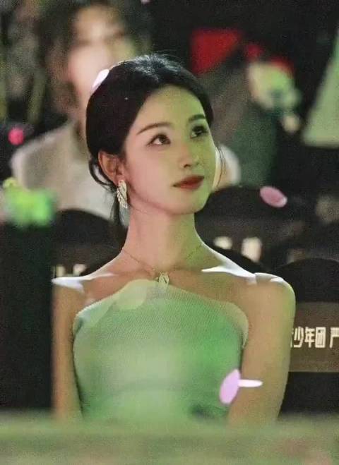 陈都灵穿粉丝应援色新柳绿造型亮相，清冷温婉气质动人