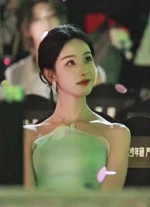 陈都灵新柳绿应援色穿搭展现清雅气质