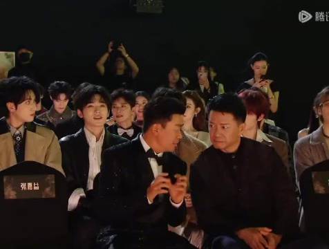 宝强和段奕宏俩人坐那热聊，星光大赏别再折腾老艺术家了，看他们累成啥了？
