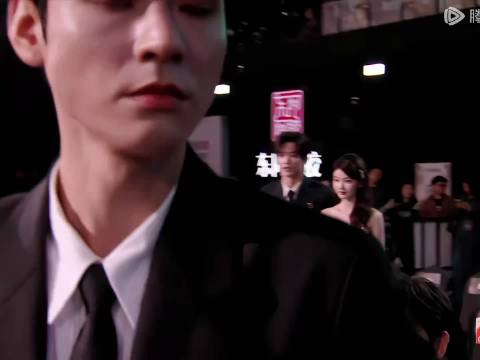 代表荣誉的奖杯就在面前，但我的眼神却只想追随你！磕了磕了