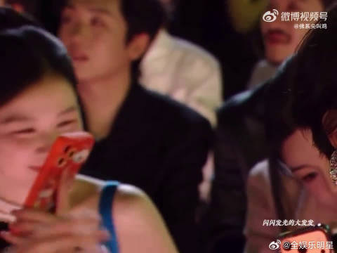 陈妍希金靖同框合照，捧脸杀甜度爆表