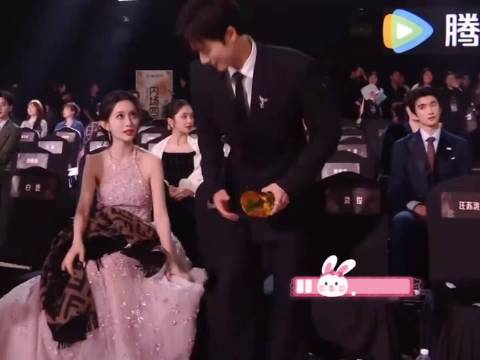 李昀锐全程紧盯孟子义领奖，下台后主动报备获赞