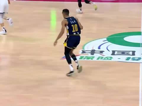 徐杰助攻奎因3+1，广东男篮力克青岛取四连胜