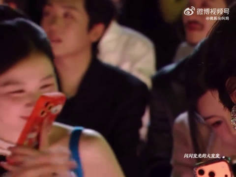 陈妍希金靖捧脸卖萌合照，周柯宇现身星光大赏