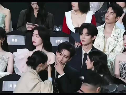 周也王玉雯新光大赏后台聊嗨了，陈星旭夹在中间好为难啊，要不我起来你们聊吧