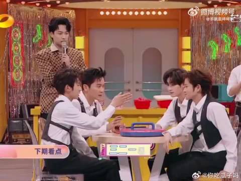 王源李晨pk丁程鑫王勉玩泼水游戏