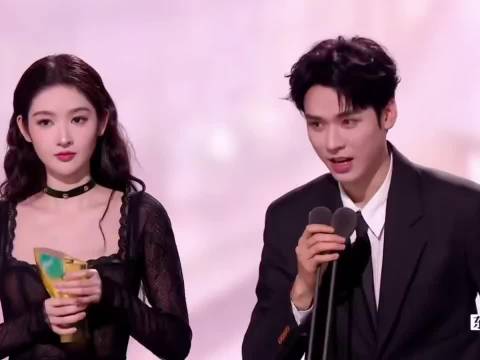 龚俊王玉雯同台宣传《白衣公卿》，透露打戏多、古装质感佳