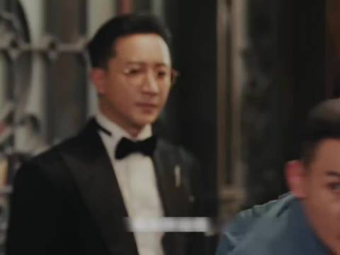 军官看中了家里的小丫鬟 少爷却不顾生命危险去阻拦 不料… 秦岚