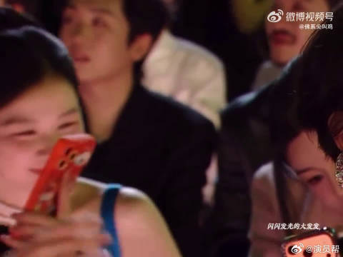 陈妍希金靖星光大赏同框捧脸