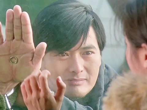 发哥把戒指隔着玻璃通过特异功能传到女主手中