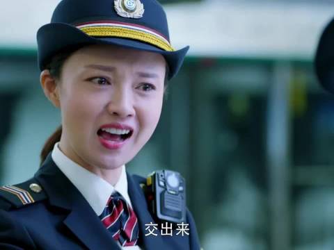 地铁站务员怒吼：交出来！乘客反应亮了 北京地铁蓝盈莹邬立朋傅晶高鑫