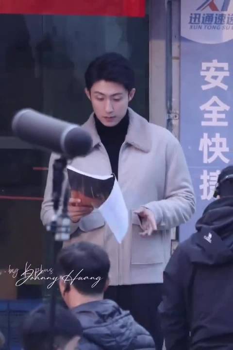 黄景瑜《赢风》最新路透！捕捉到认真看剧本的卢云翔，烟灰色短夹克造型很拉风