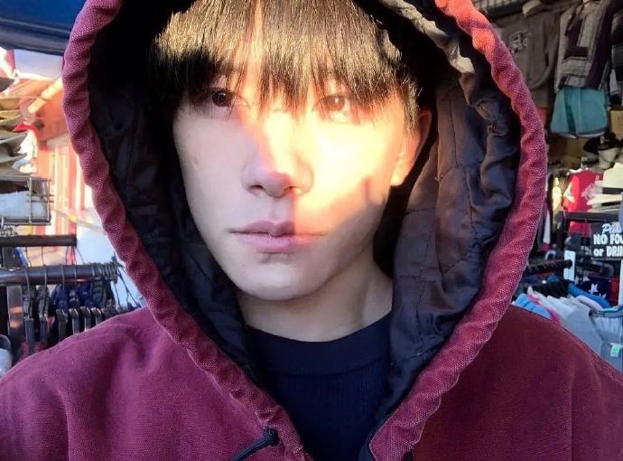 易烊千玺的生活随拍是对日常的温柔观察