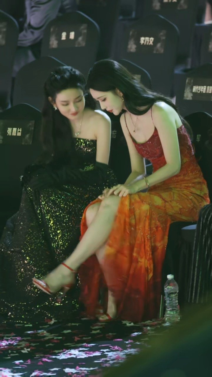 宋祖儿安慰摔了一跤的孟子义，随后两人手拉手看节目