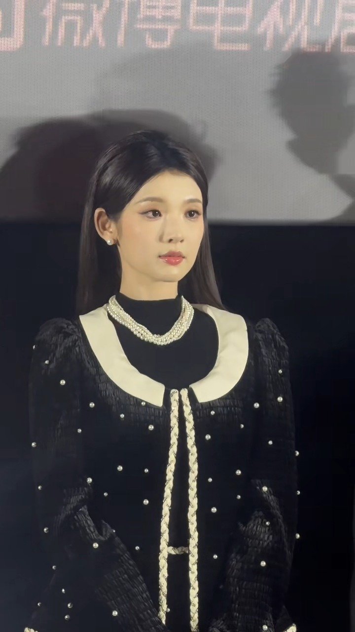 张淼怡黑色连衣裙搭珍珠演绎千金公主风