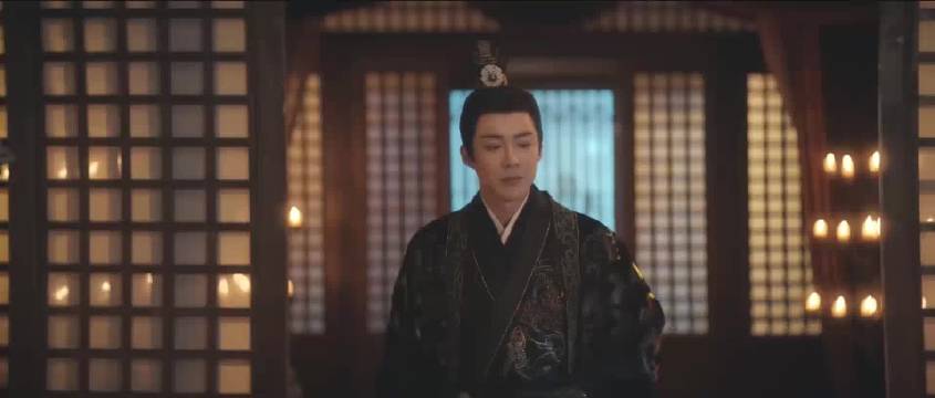 折腰：魏劭爱小乔无法自拔，竟在洗澡时看她衣物引遐想，不是哥们