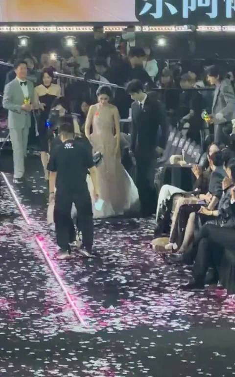 本来想尴尬溜走，结果摔出百万神图 这运气也是没谁了