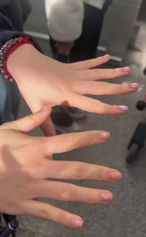 陈妍希向粉丝展示自己的美甲