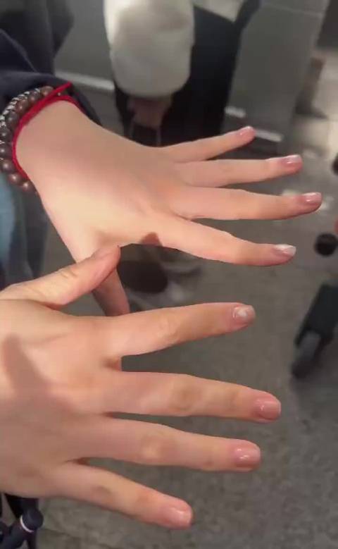 陈妍希展示蝴蝶美甲与粉丝互动