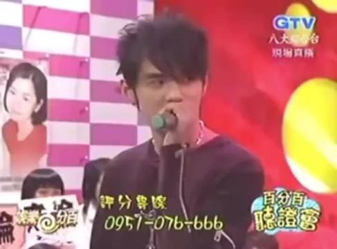 小s大胆在周杰伦面前耍双节棍