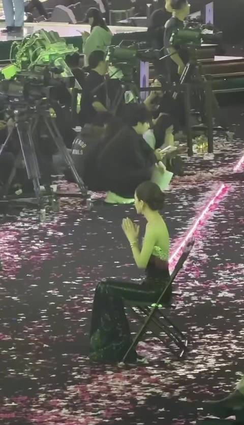 赵露思因裙子太滑坐椅频滑回