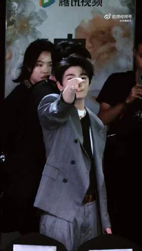 丁禹兮离场360度挥手致意粉丝