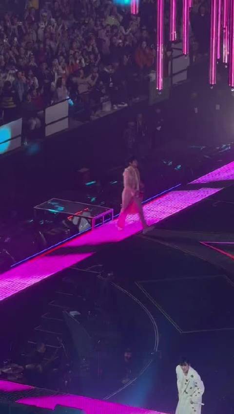 F4与阿信上海开唱，阿信不慎摔下舞台