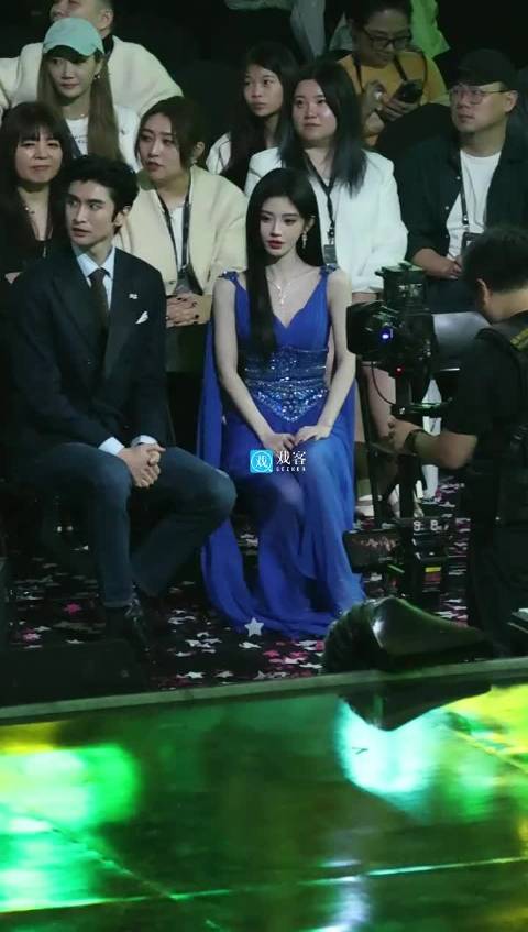 张云龙鞠婧祎星光大赏互动逗趣，师徒同台快步上台