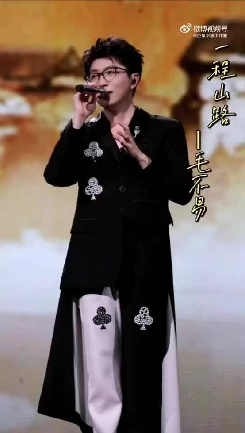 毛不易歌曲治愈考生疲惫，不开灯房间倔强引共鸣