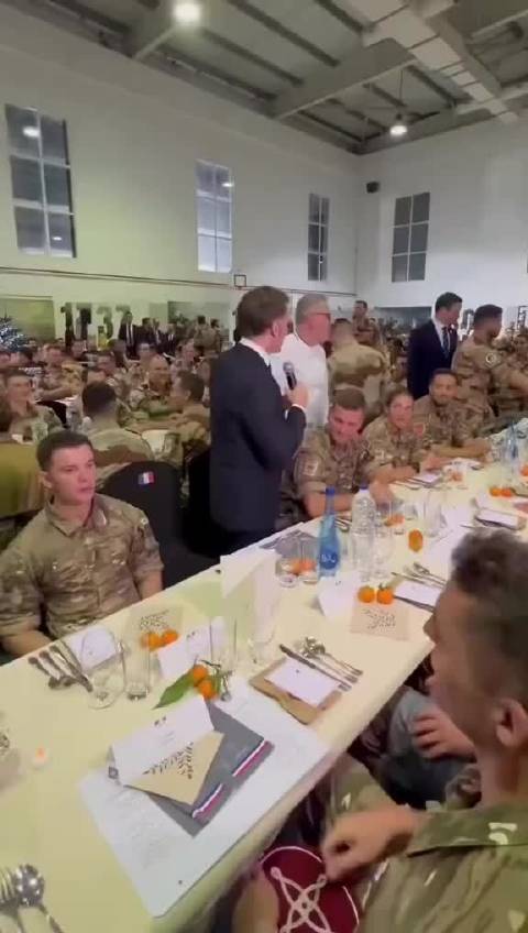 马克龙访问阿联酋，在阿布扎比附近的扎耶德军事基地与法军士兵一起过圣诞节