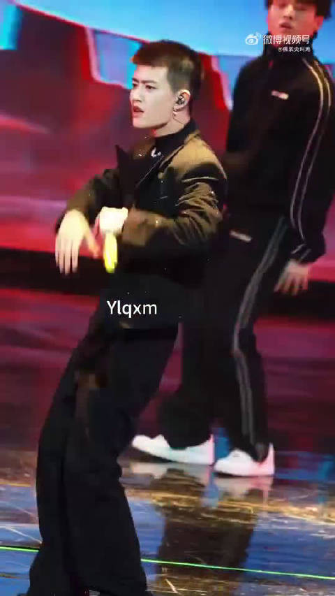 这跨年舞台我已经开始激动了 全开麦舞台杀疯全场，狠狠蹲！