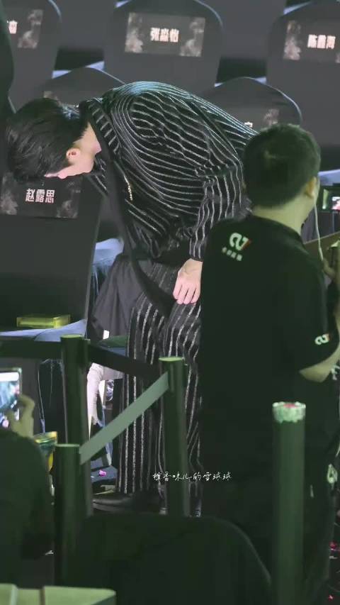 动次打次的就去颁奖候场了，然后大佬坐姿