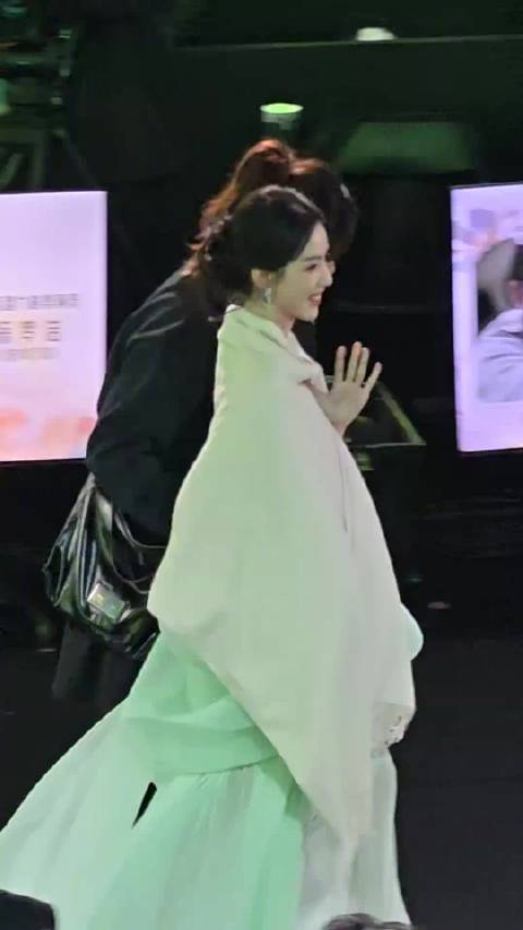 陈都灵星光大赏表现获赞花粉天堂