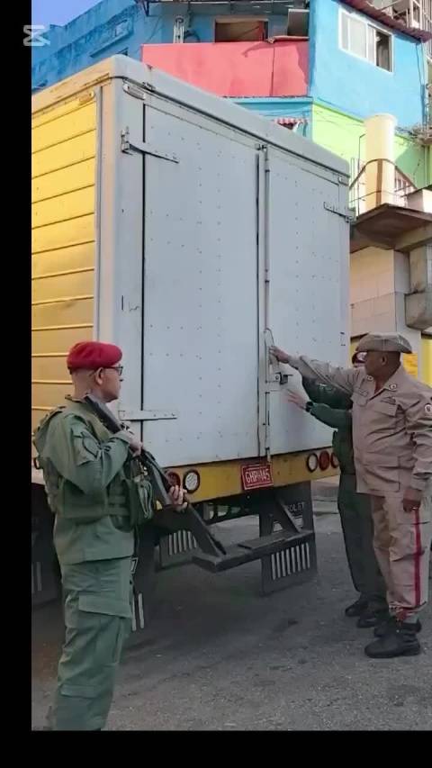 委内瑞拉军方向民兵分发步枪应对潜在美国占领