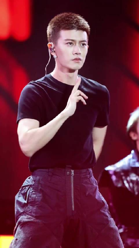 任嘉伦内娱全能型艺人没错了，演戏唱跳手拿把掐 ！