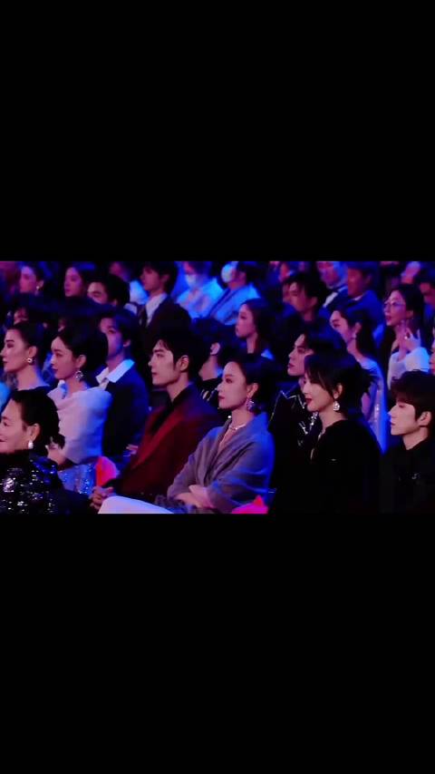 误闯天家 肖战在人群里真醒目