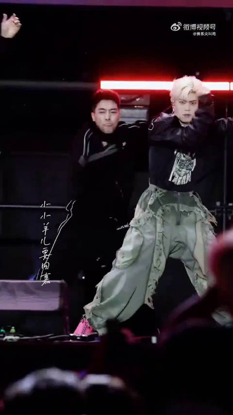 任嘉伦跨年舞台切换唱跳模式，演技唱跳双顶流