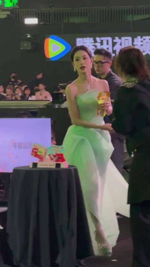 陈都灵绿野仙子好美啊！拿完奖退场挥手的嘟嘟