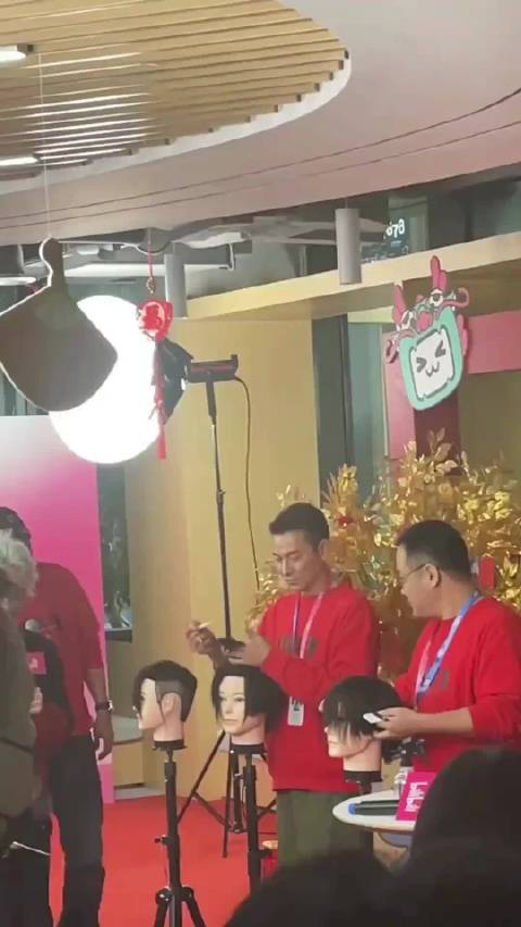 过春节 没人比华仔忙了 要到处跑通告 要去超市上班 要理发店当Tony