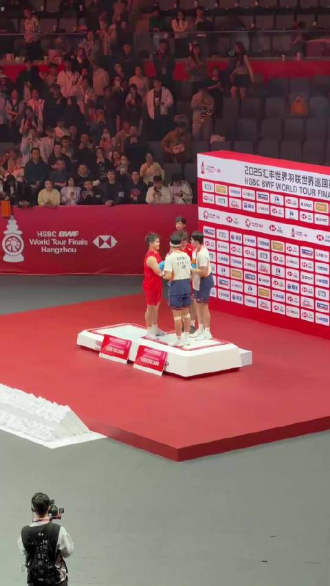 忘记拿奖金支票 梁王组合颁奖后全场观众喊钱钱钱