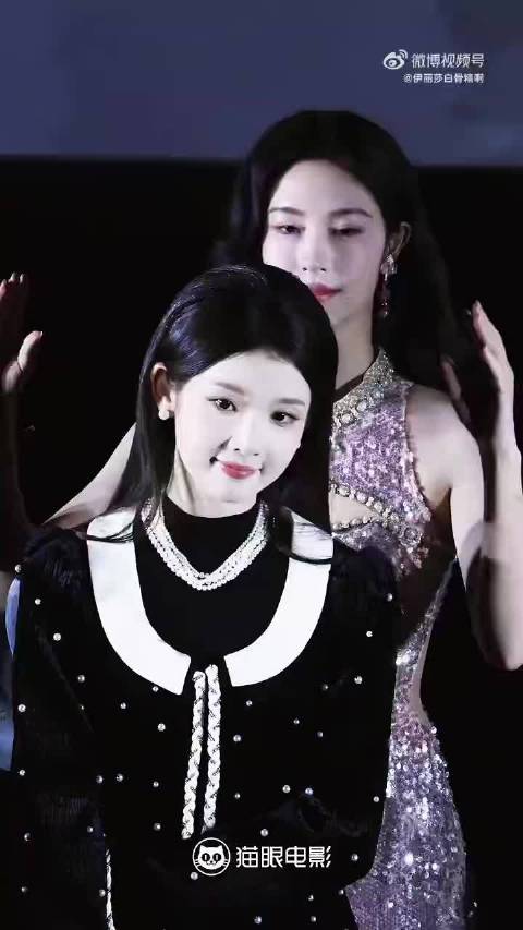 张淼怡看毛晓慧展星星眼，头戴小狗耳可爱爆表