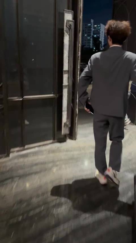 秦岚偶遇粉丝温柔互动，美颜暴击引热议